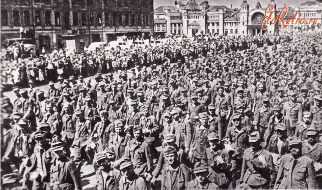 Москва - Военнопленные солдаты и офицеры немецко-фашистской армии проходят по улицам Москвы.