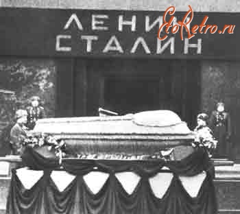 Москва - Гроб с телом Сталина вносят в Мавзолей.