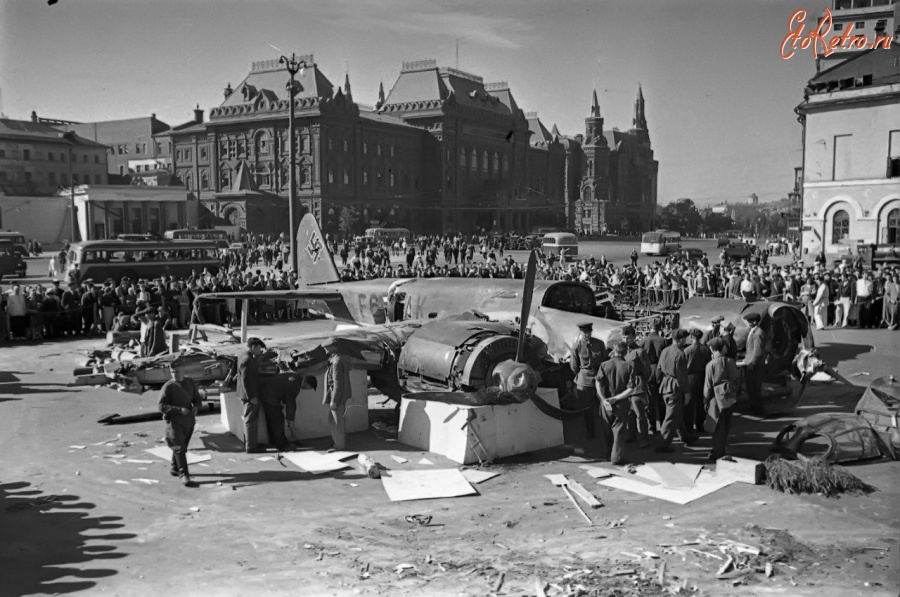Москва - Самолет Юнкерс Ю-88 (Ju 88) на площади Свердлова (ныне Театральная).
