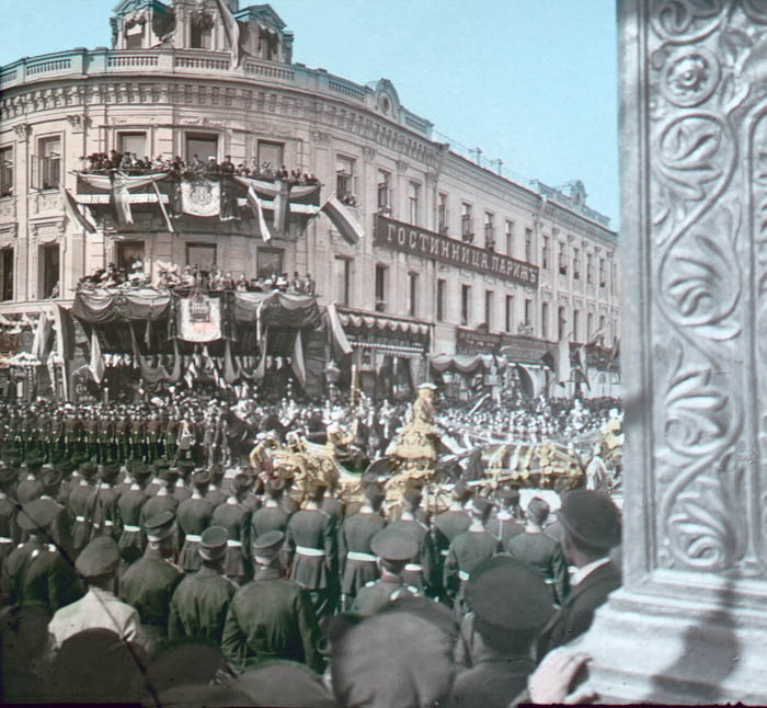 Москва - Коронационная процессия Николая II у гостиницы «Париж».