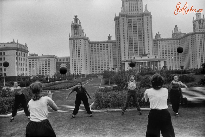 Москва - Игра в мяч на территории МГУ