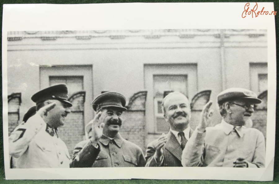 Москва - К. Ворошилов, И. Сталин, В. Молотов, М. Калинин принимают парад физкультурников на Красной площади в Москве 12 июля 1937 года.
