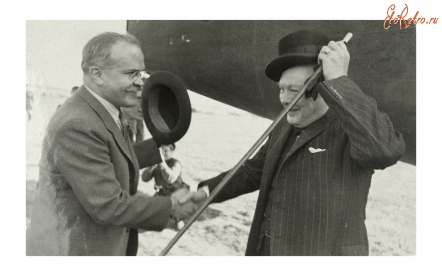 Москва - Фото рукопожатия министра иностранных дел СССР Вячеслава Михайловича Молотова с премьер-министром Великобритании Уинстоном Черчиллем на аэродроме.