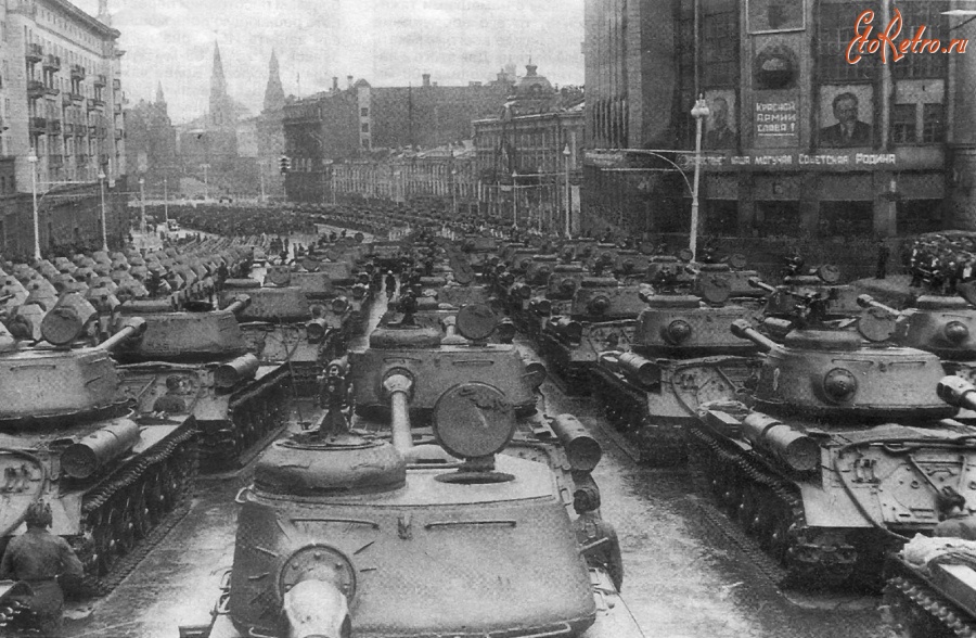 Москва - Танки ИС-2 в Москве на улице Горького (сейчас — Тверская) перед вступлением на Красную Площадь во время парада в честь Победы 24 июня 1945 года.
