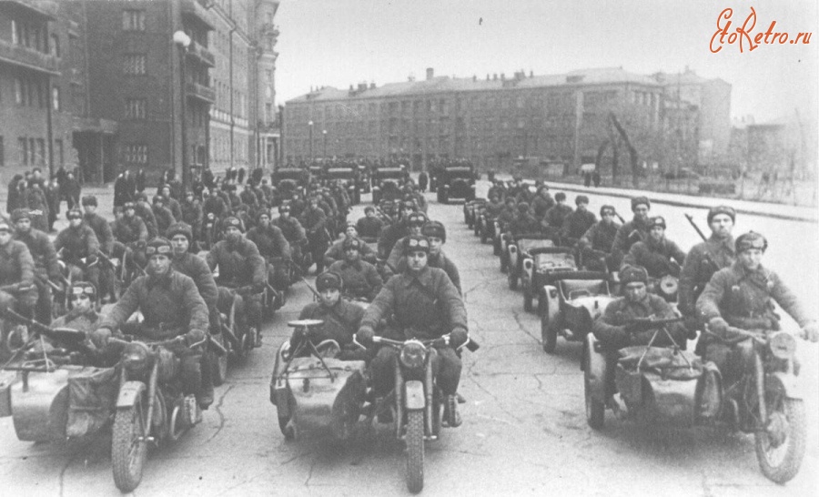 Москва - Колонна мотоциклистов перед парадом.