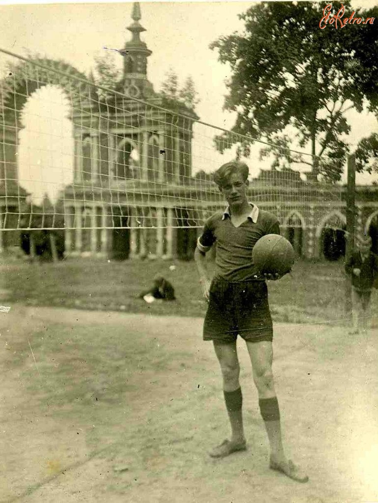 Москва - Царицыно. Волейболист на спортплощадке перед Фигурной аркой