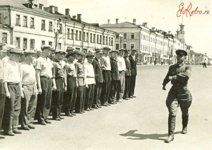 Москва - Лейтенант Третьяк И.Ф. проводит с ополченцами занятия по строевой подготовке