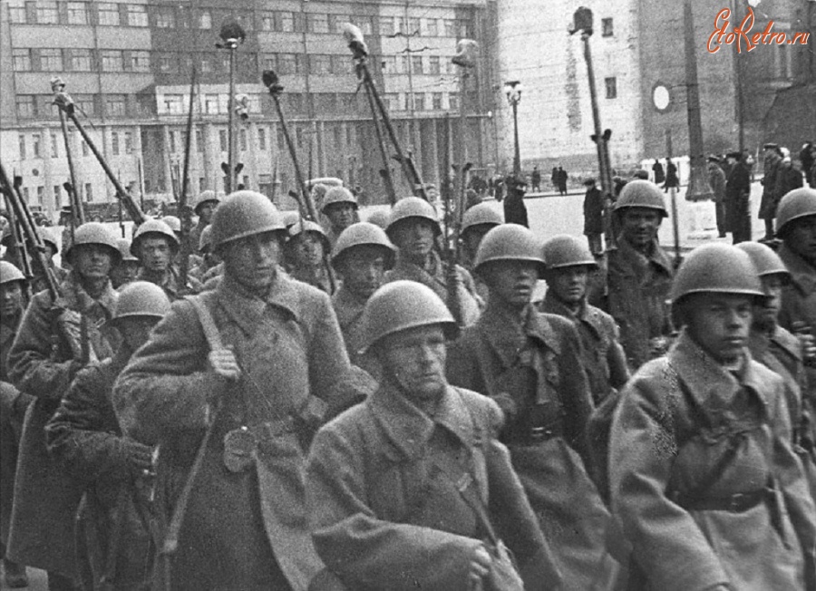 Москва - Колонна советских солдат на одной из улиц столицы