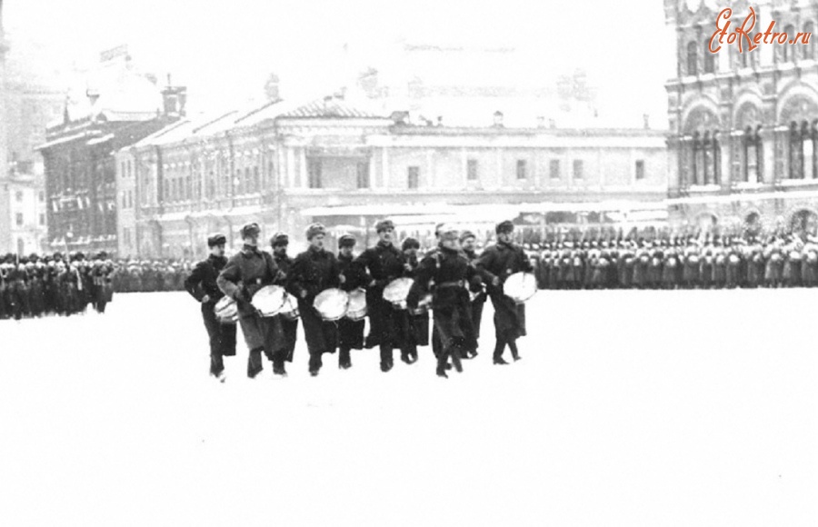 Москва - Во время военного парада на Красной площади, посвященного 24-й годовщине  Великой Октябрьской социалистической революции