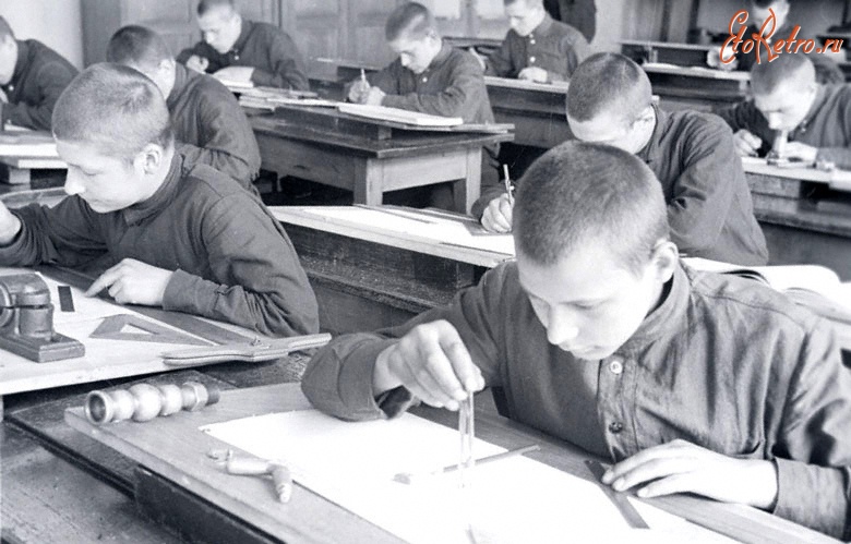 Москва - Учащиеся московского ремесленного училища №6 на занятии в классе