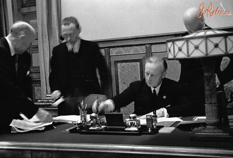 Москва - Министр иностранных дел Германии Иоахим фон Риббентроп подписывает договор о дружбе и границе между СССР и Германией