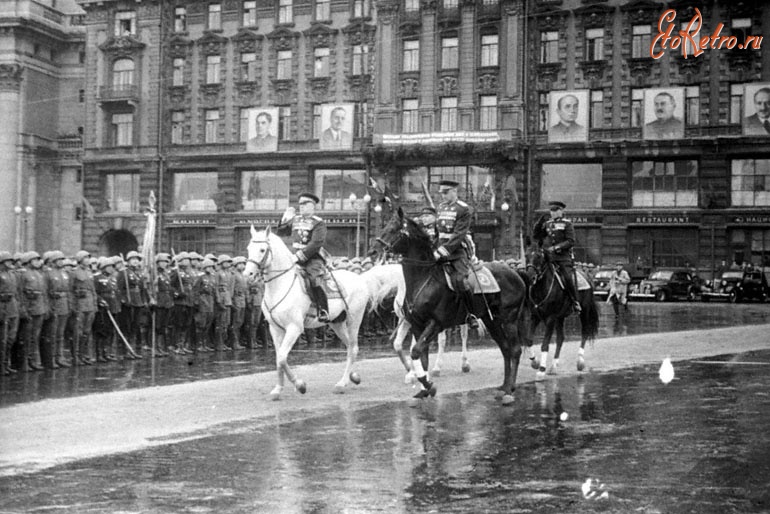 Москва - Маршал Советского Союза Жуков Г.К. приветствует войска, принимающие участие в Параде Победы