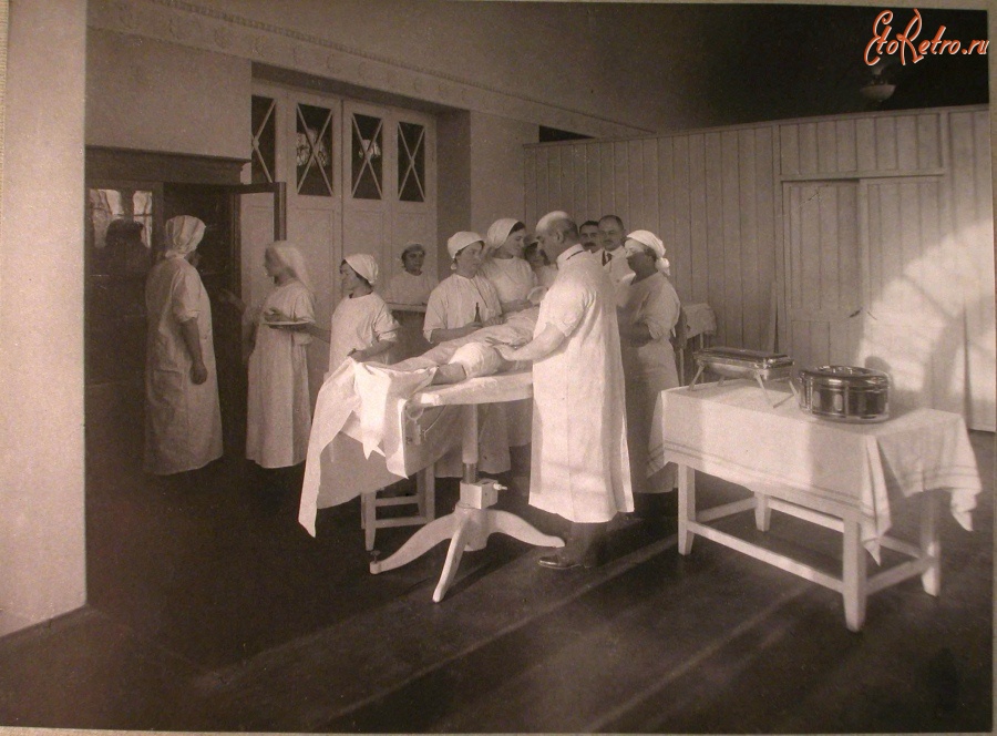 Москва - Врач и медицинские сестры перед началом операции в операционной лазарета,устроенного в помещении Купеческого клуба