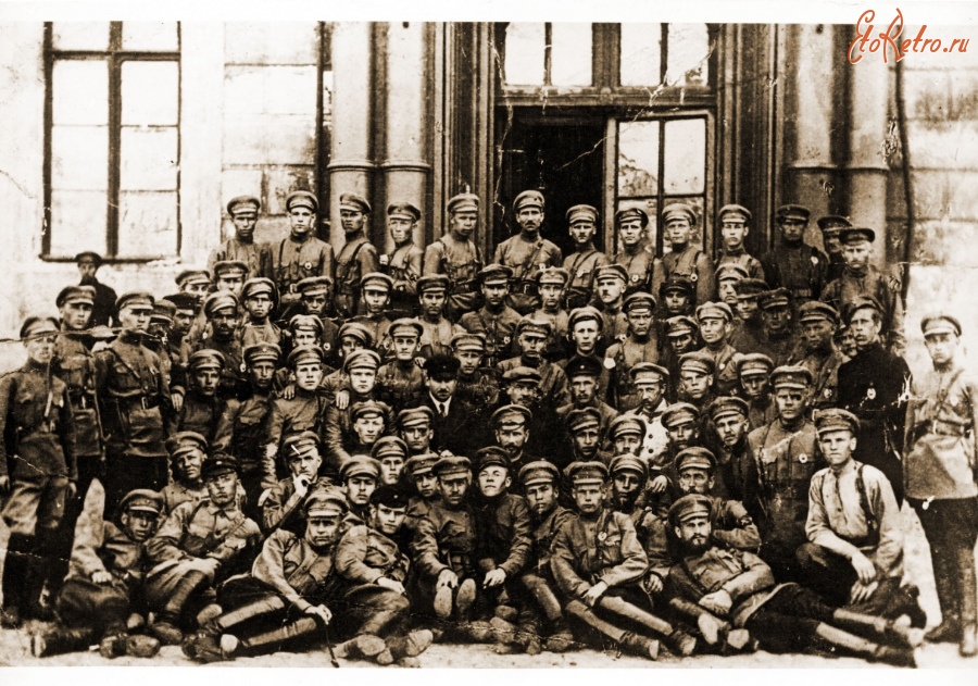 Москва - Курсанты-пулеметчики в Кремле (Ленин в центре)1920