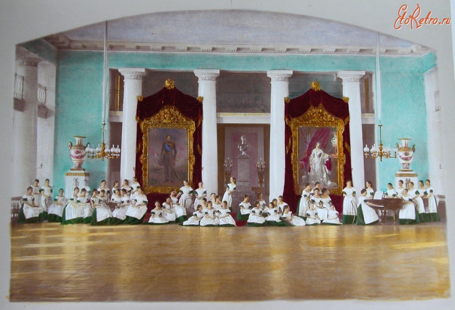 Москва - Воспитанницы училища Ордена святой Екатерины в зале во время урока пения