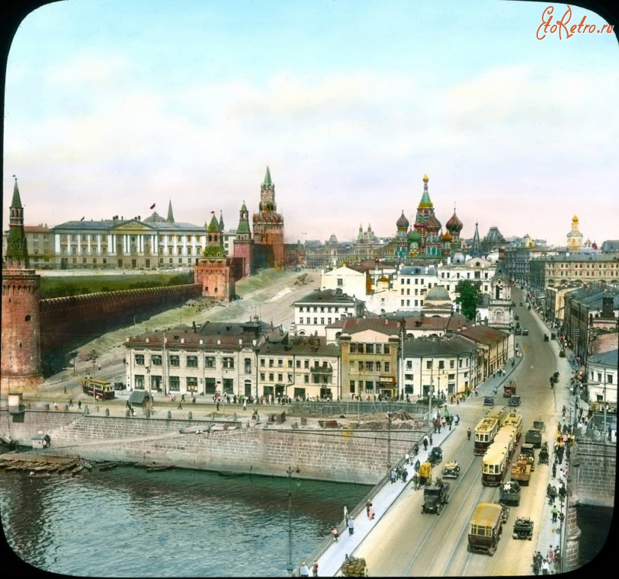 Москва - Вид на Москворецкую улицу и Васильевский спуск от Большого Москворецкого моста.