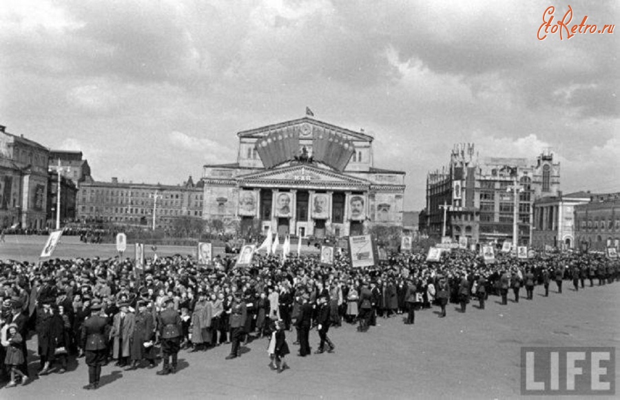 Москва - Большой Театр. Первомайская демонстрация. 1 мая 1947г. Москва.