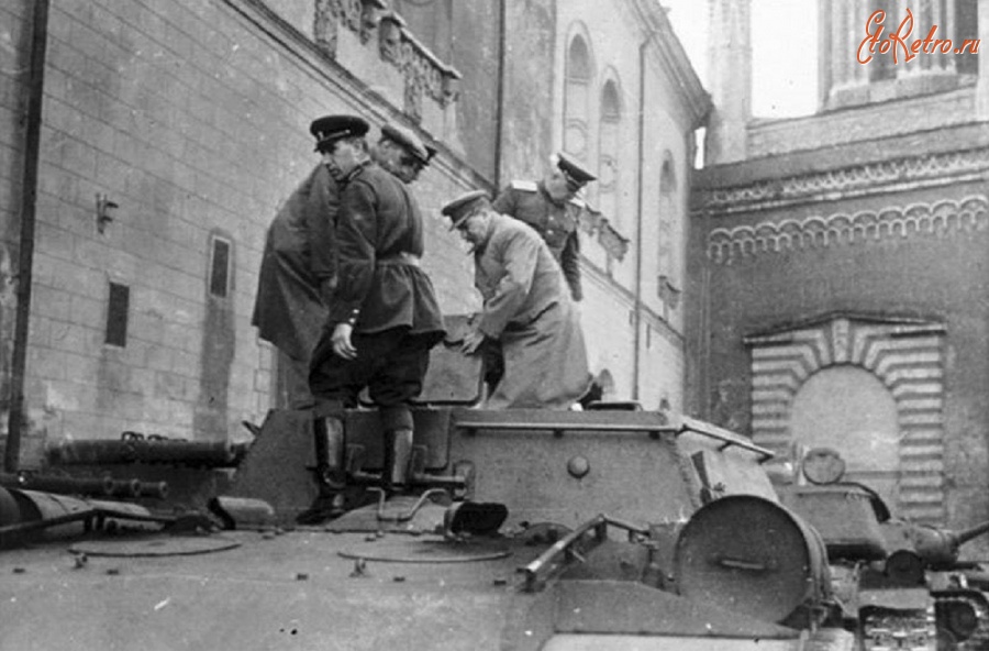 Москва - Тов.Сталин лично осматривает новые танки в Кремле, 1944 год