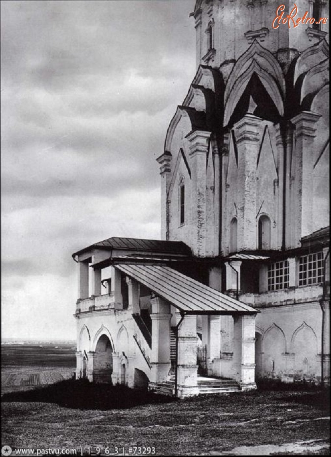 Москва - 1890-1900 Вид с северо-запада на северное крыльцо и галерею церкви Вознесения
