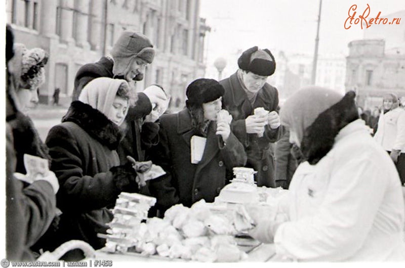 Москва - Улица Петровка. У лотка с мороженым 1956, Россия, Москва,