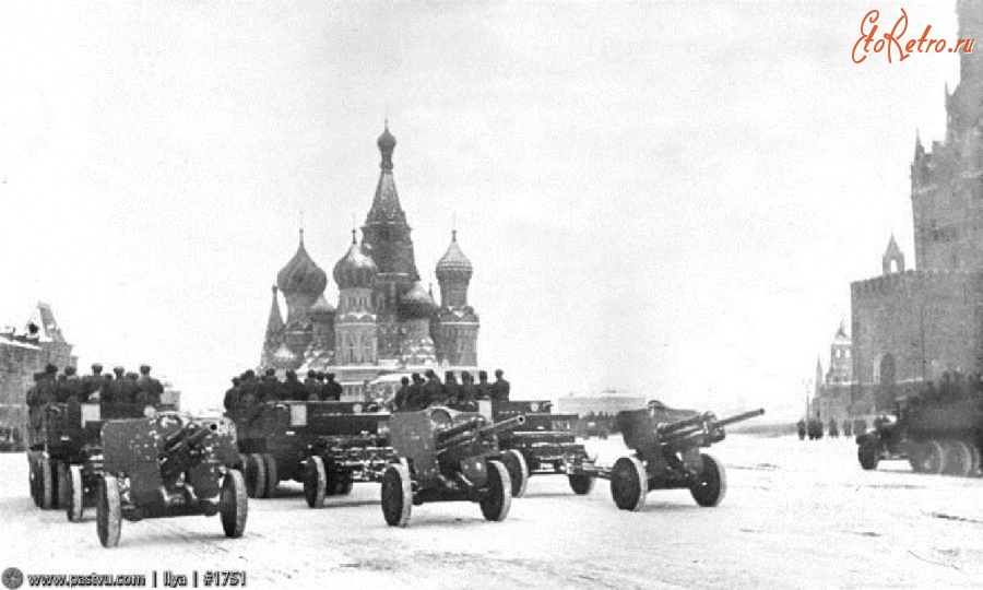 Москва - Артиллерийские орудия на параде 7 ноября 1941 г 1941, Россия, Москва,