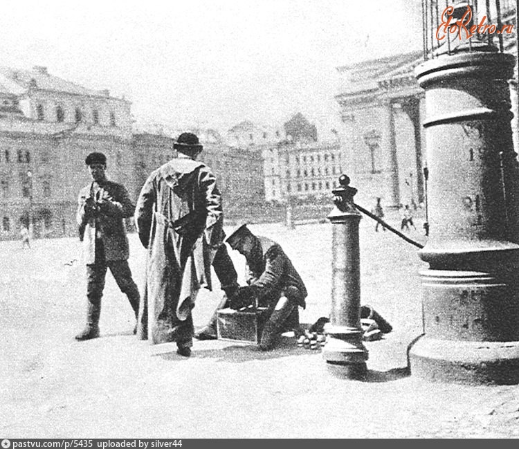 Москва - Чистильщик обуви на Театральной площади 1908—1915, Россия, Москва,