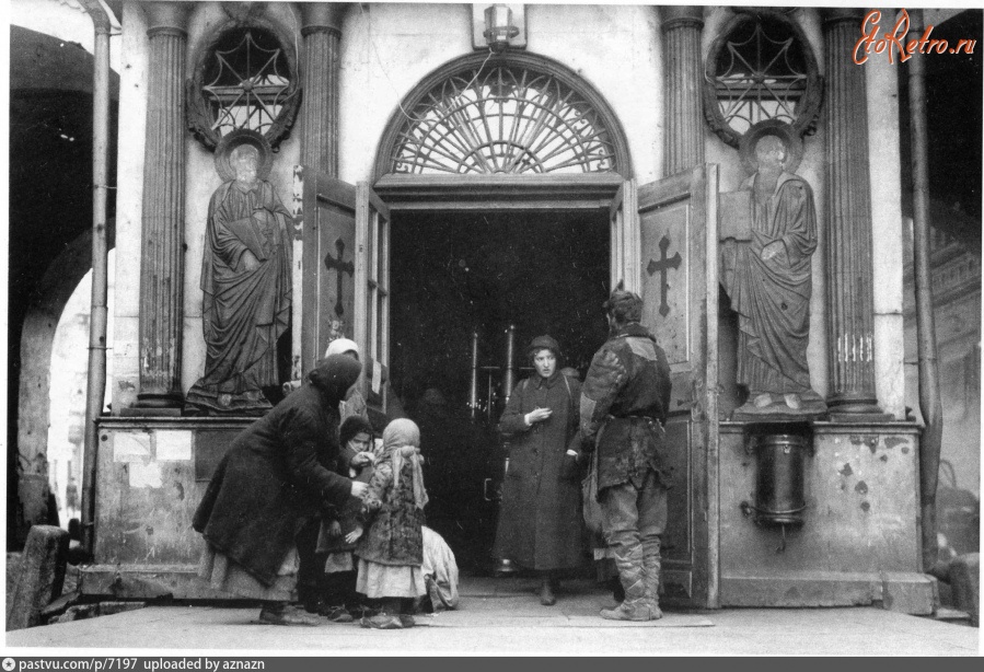 Москва - У входа в Иверскую часовню 1920, Россия, Москва,