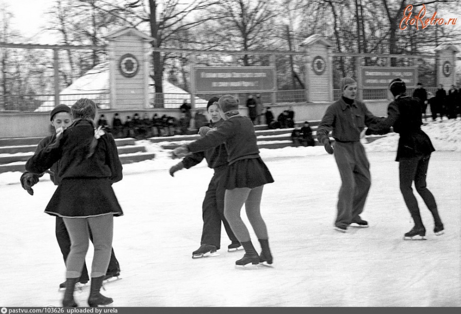 Москва - Измайловский парк. В то время в парке использовалась каждая площадка под каток.