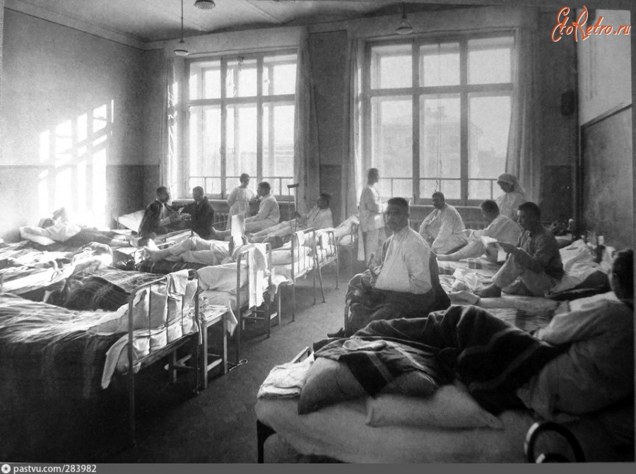 Москва - Раненые в палате лазарета, устроенного в Пушкинском городском училище