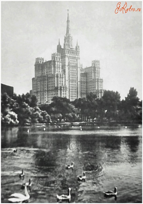 Москва - Новое здание на площади Восстания.  Вид из зоопарка