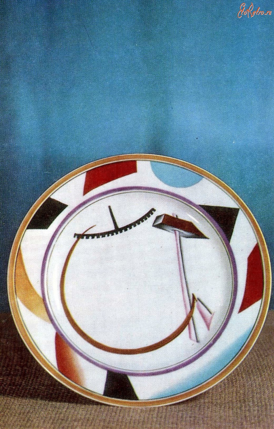 Москва - Кусково. Музей керамики. Тарелка с изображением советских эмблем.
