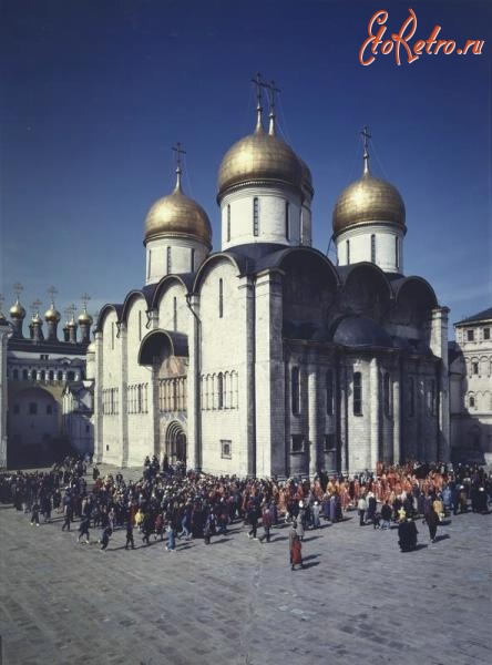 Москва - Крестный ход вокруг Успенского собора