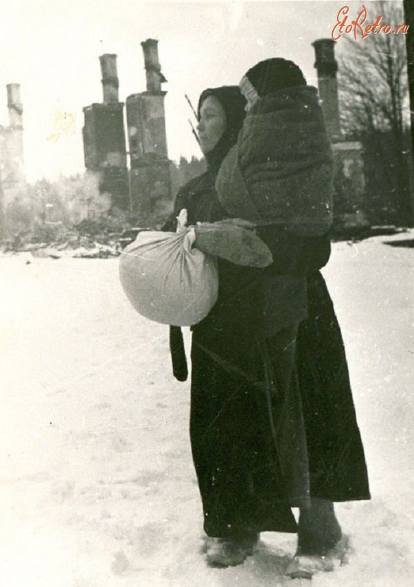 Щёкино - Работница из города Щекино Сажина А. возвращается к своему дому, разрушенному фашистами