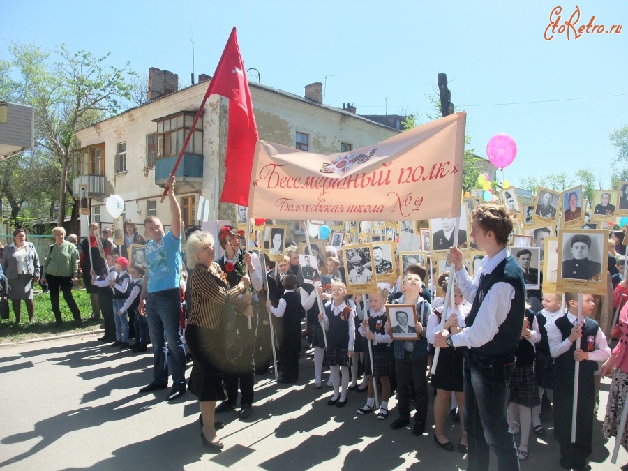 Болохово - Директор школы №2 Сергеева Т.А. проверяет готовность к маршу своих учащихся. 9 мая 2015 года