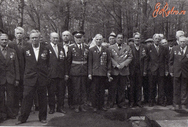 Болохово - Болоховские ветераны в 1975 году у Вечного огня