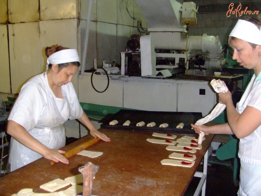 Болохово - Болоховский хлебозавод -старейшее предприятие города.Хороший хлеб получается у добрых и красивых людей. Каждый грамм хлеба содержит частичку души людей его создавших.  Работают кондитеры. 2008 год.