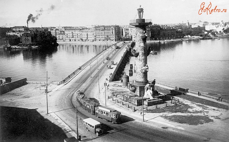 Санкт-Петербург - Вид на Новобиржевой мост и Ростральную колонну  со стрелки Васильевского острова