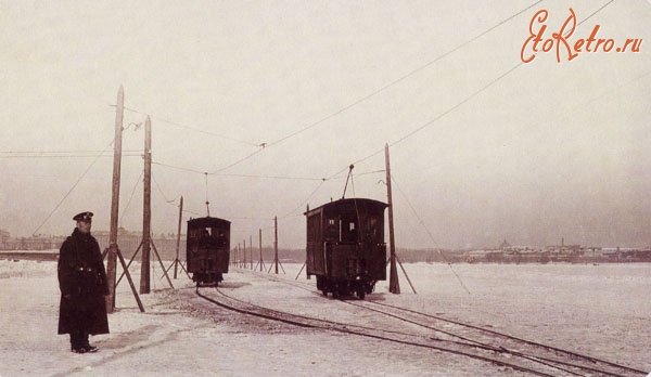 Санкт-Петербург - Трамвай едет по льду Невы
