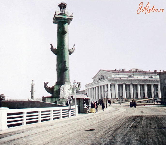 Санкт-Петербург - Вид на Ростральную колонну и здание биржи