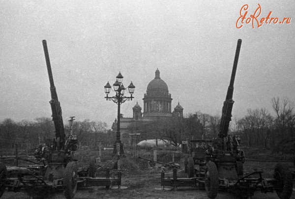 Санкт-Петербург - Фото Д. М. Трахтенберга «Зенитчики на страже Ленинградского неба»,