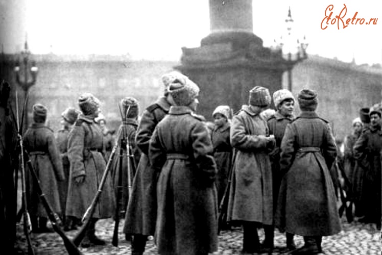 Санкт-Петербург - Доброволицы на площади перед Зимним дворцом.