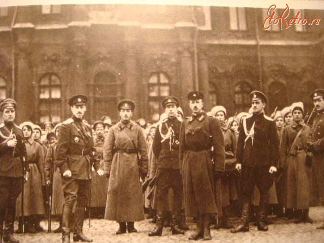 Санкт-Петербург - Женский ударный батальон на защите Зимнего Дворца от большевицкого мятежа.