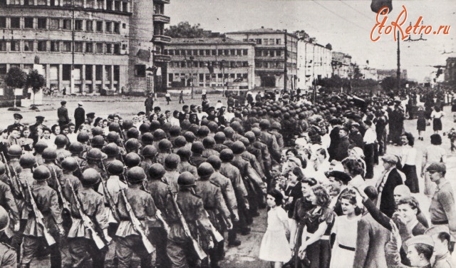 Санкт-Петербург - Бойцы 30-го Ленинградского гвардейского стрелкового корпуса возвращаюрся в родной Ленинград.