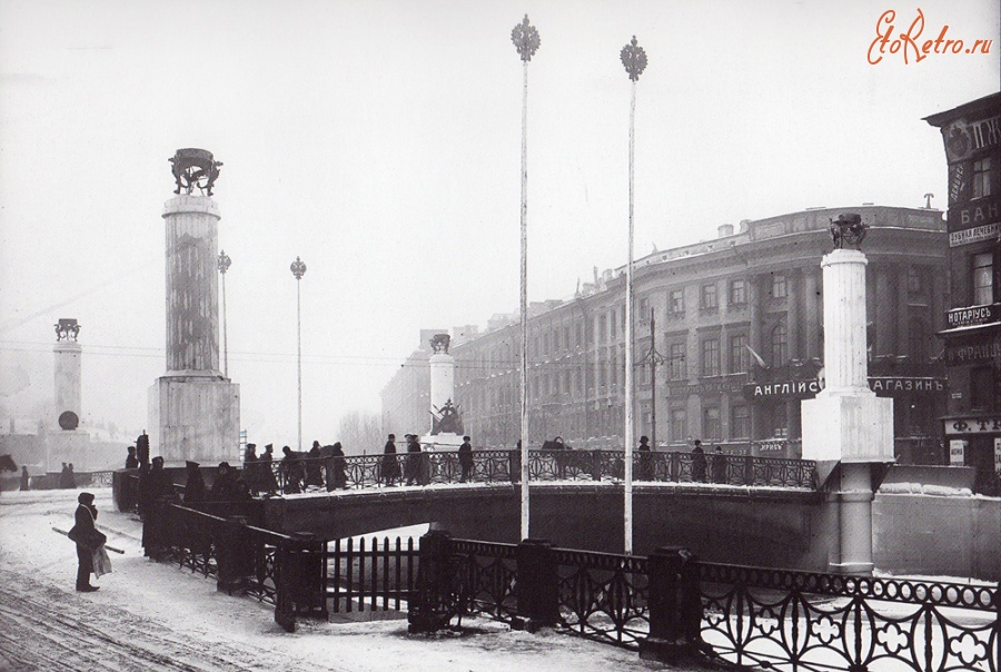 Санкт-Петербург - Украшение Полицейского моста во время празднования 300-летия дома Романовых.