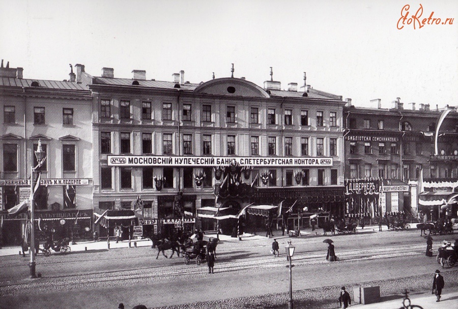 Санкт-Петербург - Фасад дома 44 по Невскому проспекту, где размещается Московский Купеческий банк.