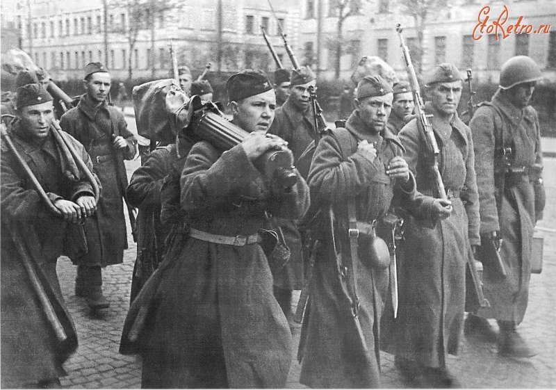 Санкт-Петербург - Регулярные советские части отправляются на передовую по одной из ленинградских улиц