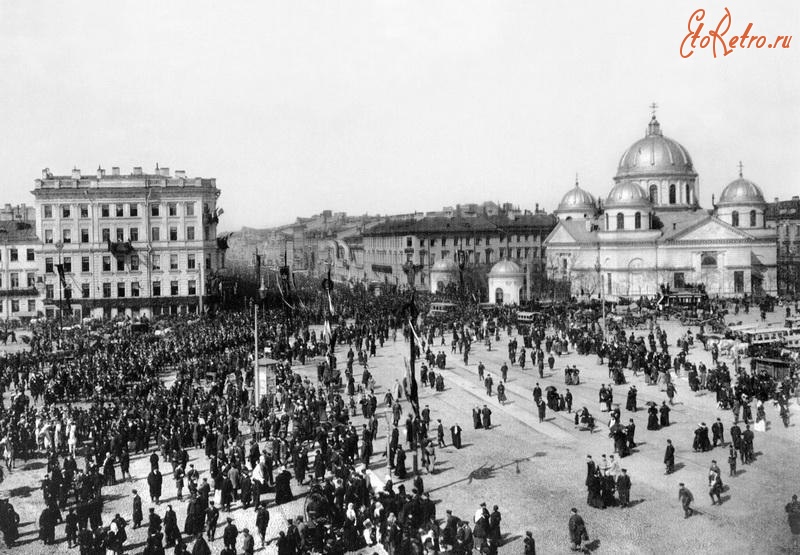Санкт-Петербург - Площадь, в народе она получила название Знаменской по освящённому в 1765 году приделу церкви Знамения Пресвятой Богородицы.