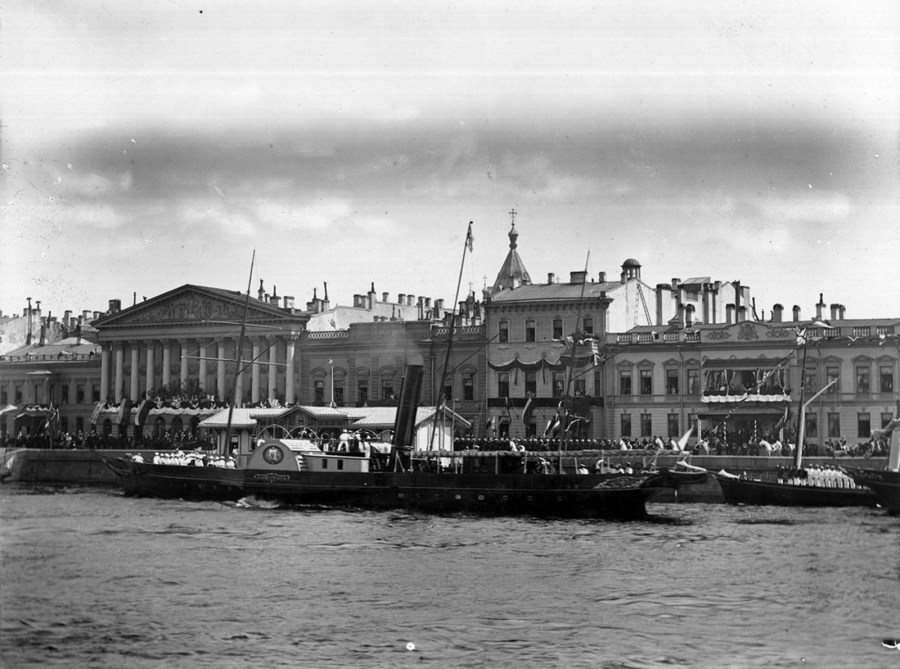 Санкт-Петербург - Царская яхта «Александрия» у пристани Английской набережной