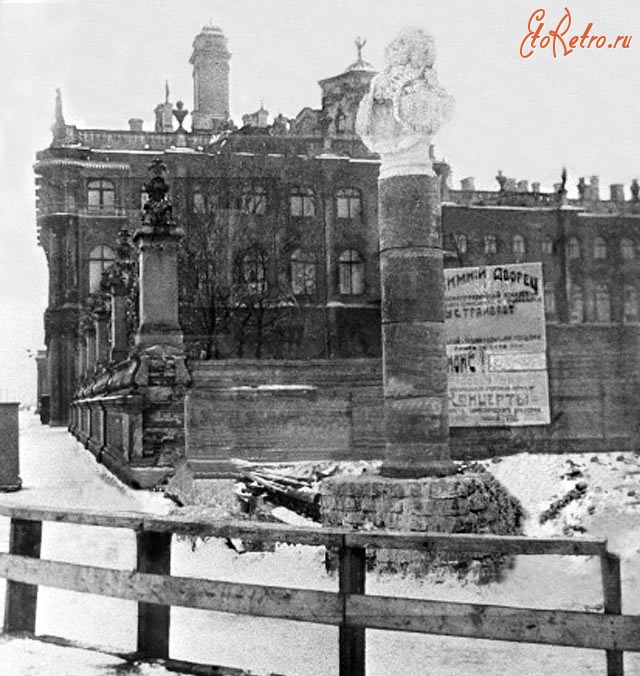 Санкт-Петербург - Зимний дворец. Гипсовый памятник Александру Радищеву, установленный в 1918 году.