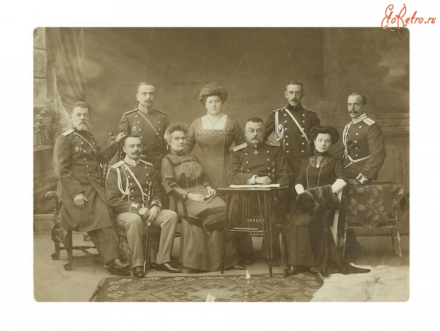 Санкт-Петербург - Фото бывшего директора Пажеского корпуса, командира 42-й пехотной дивизии генерал-лейтенанта Н.А. Епанчина с семьей.